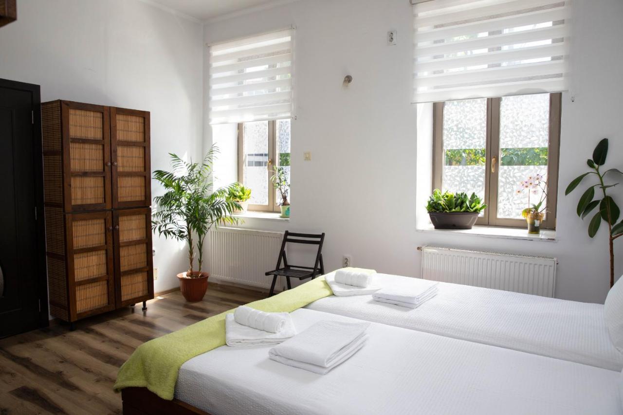 Cosy Apartment In City Centre Oradea Bagian luar foto