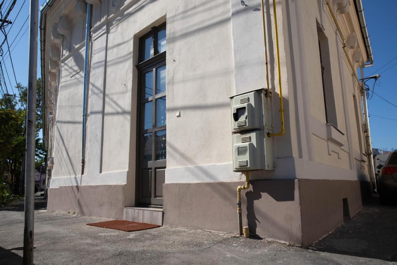 Cosy Apartment In City Centre Oradea Bagian luar foto